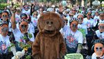 Peringati Hari Orang Utan, Para Pesepeda Bawa Boneka Saat Gowes di Sudirman
