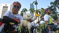 Organisasi Satya Bumi bersama Komunitas Chemonk dan Kamerawan Jurnalis mengadakan kegiatan tersebut dalam rangka memperingati Hari Orang Utan Sedunia. 