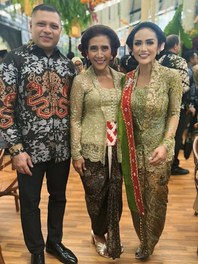 Para tamu juga menyesuaikan busananya. Tanpa terkecuali Kris Dayanti Lemos yang datang dengan kebaya hijau. Selendang merah ikut mempermanis penampilan sang diva. (Foto: Instagram)