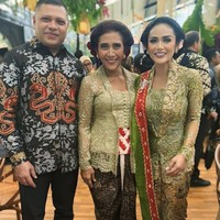 Para tamu juga menyesuaikan busananya. Tanpa terkecuali Kris Dayanti Lemos yang datang dengan kebaya hijau. Selendang merah ikut mempermanis penampilan sang diva. (Foto: Instagram)