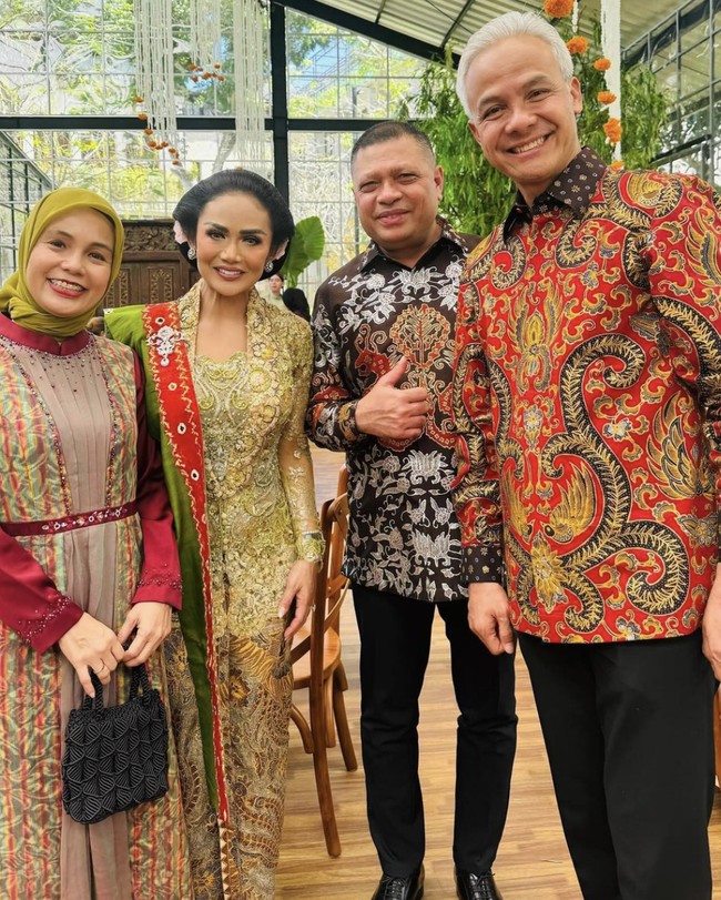 Sejumlah tokoh politik dari dalam maupun luar negeri juga datang. Salah satunya, mantan gubernur Jawa Tengah yang sempat ikut Pilpres 2024, Ganjar Pranowo. Datang bersama istri, Siti Atikoh, ia memakai kemeja batik merah. (Foto: Instagram)