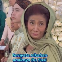 Adapun keluarga dan kerabat dekat memakai busana bernuansa hijau sage yang kalem. Susi Pudjiastuti pun memakai kebaya kutu berwarna tersebut. (Foto: Instagram)