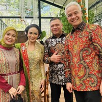 Sejumlah tokoh politik dari dalam maupun luar negeri juga datang. Salah satunya, mantan gubernur Jawa Tengah yang sempat ikut Pilpres 2024, Ganjar Pranowo. Datang bersama istri, Siti Atikoh, ia memakai kemeja batik merah. (Foto: Instagram)