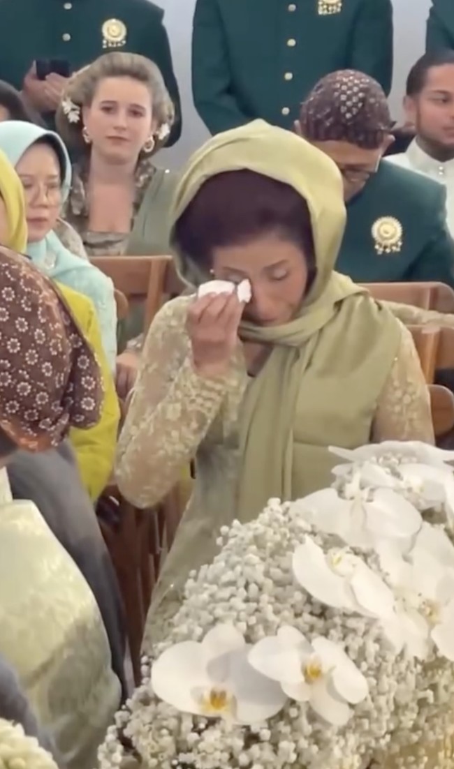 Dikenal sebagai sosok perempuan yang tangguh dan cuek, Susi Pudjiastuti kali ini tak dapat membendung air mata harunya. Apalagi ketika proses ijab kabul yang dipimpin oleh ayah Nadine, Daniel Kaiser. (Foto: Instagram/@erickthohir)