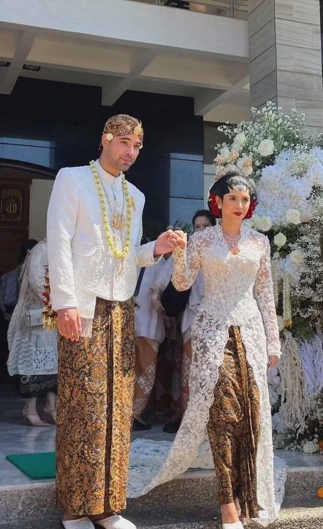Dari unggahan yang beredar di media sosial, kedua mempelai berbusana pengantin khas Jawa. Nadine berbalut kebaya putih dengan riasan paes runcing yang menyerupai adat Yogya, sementara Geoffrey yang berasal dari Prancis memakai beskap putih, lengkap dengan blangkon. (Foto: Instagram)