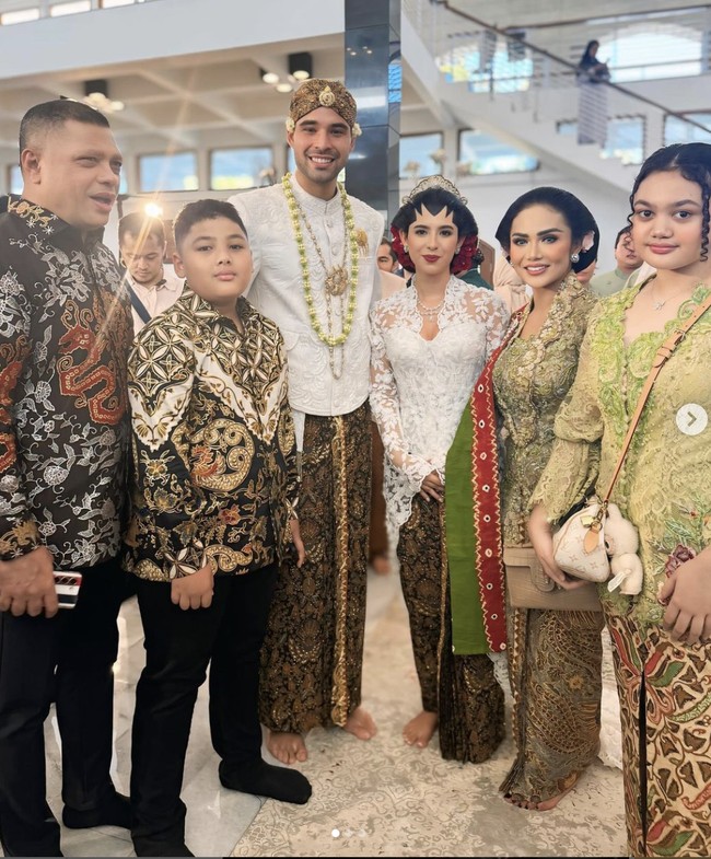 Kris Dayanti tak datang sendiri. Sang suami ikut mendampingi. Mereka juga memboyong kedua buah hati, Amora dan Kellen. (Foto: Instagram)