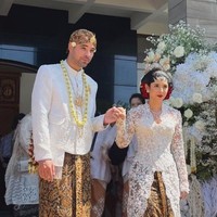 Dari unggahan yang beredar di media sosial, kedua mempelai berbusana pengantin khas Jawa. Nadine berbalut kebaya putih dengan riasan paes runcing yang menyerupai adat Yogya, sementara Geoffrey yang berasal dari Prancis memakai beskap putih, lengkap dengan blangkon. (Foto: Instagram)