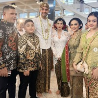 Kris Dayanti tak datang sendiri. Sang suami ikut mendampingi. Mereka juga memboyong kedua buah hati, Amora dan Kellen. (Foto: Instagram)