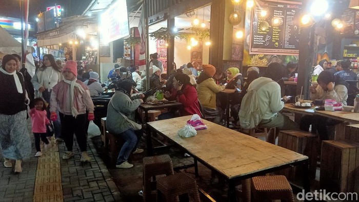 Resto di Dieng ramai pembeli saat Dieng Culture Festival, Minggu (25/8/2024).