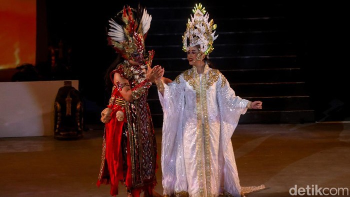Pertunjukan Nusantara: Jiwa Surga Khatulistiwa digelar Sabtu (24/8) malam, di Ramayana Ballet Prambanan, Yogyakarta. Begini potretnya.