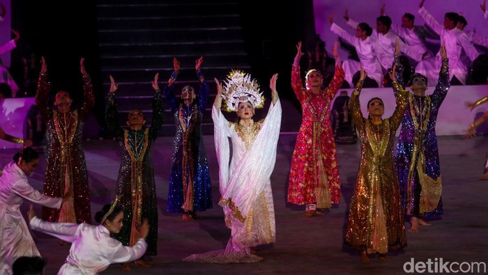 Pertunjukan Nusantara: Jiwa Surga Khatulistiwa digelar Sabtu (24/8) malam, di Ramayana Ballet Prambanan, Yogyakarta. Begini potretnya.