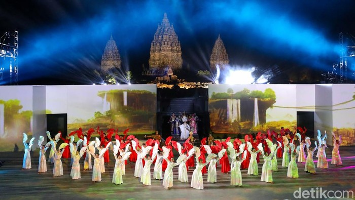 Pertunjukan Nusantara: Jiwa Surga Khatulistiwa digelar Sabtu (24/8) malam, di Ramayana Ballet Prambanan, Yogyakarta. Begini potretnya.