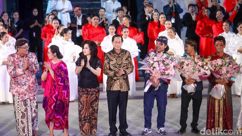 Pertunjukan Nusantara: Jiwa Surga Khatulistiwa digelar Sabtu (24/8) malam, di Ramayana Ballet Prambanan, Yogyakarta. Begini potretnya.
