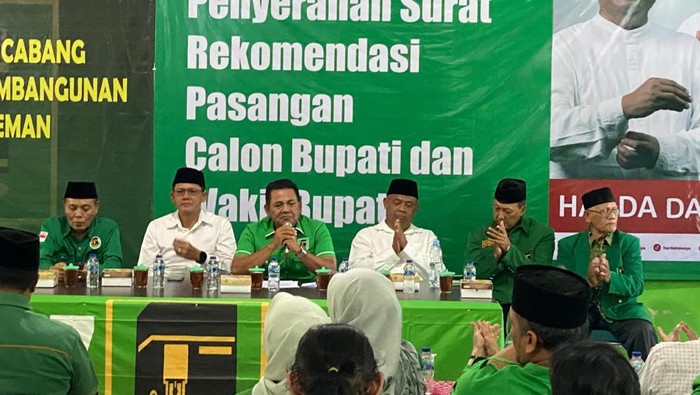 Penyerahan Surat Rekomendasi dukungan DPC PPP Sleman kepada pasangan Harda Kiswaya-Danang Maharsa dalam Pilkada Sleman 2024 di Kantor DPC PPP Sleman, Minggu (25/8/2024).