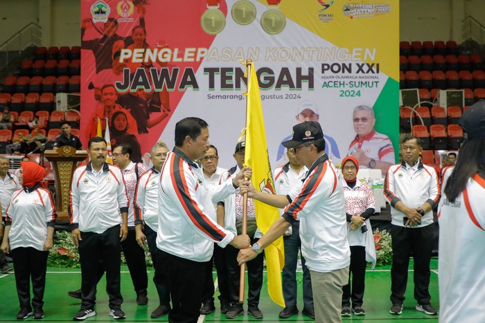 Pj Gubernur Jateng Nana Sudjana melepas 1.141 kontingen Jateng yang akan bertanding pada Pekan Olahraga Nasional (PON) XXI tahun 2024 di Aceh-Sumatera Utara