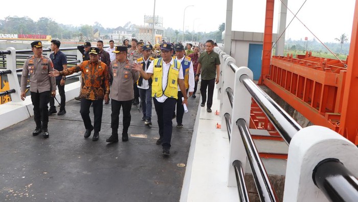 Pj Gubernur Lampung dan Kapolda Lampung tinjau Bendungan Margatiga sebelum diresmikan.