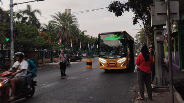 Polisi disiagakan di 10 sekolah di Jakarta Selatan untuk membantu menyeberangkan para siswa SD.