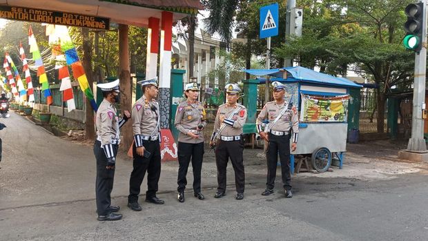 Polisi disiagakan di 10 sekolah di Jakarta Selatan untuk membantu menyeberangkan para siswa SD.