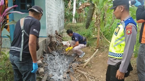Polisi melakukan olah TKP di lokasi ibu tiga anak bakar diri di Jembrana, Bali, Minggu (25/8/2024).