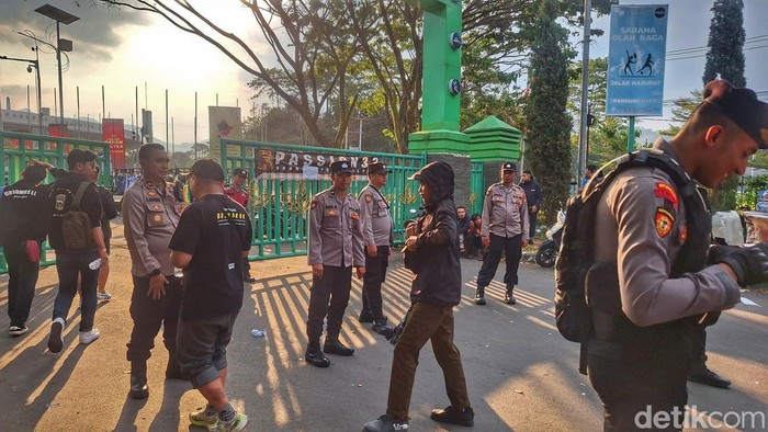 Polisi melakukan pemeriksaan, di area luar Stadion Si Jalak Harupat, Kabupaten Bandung, Minggu, (25/8/2024).