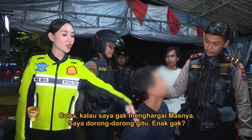 Polwan yang dihujat netizen gegara tegur warga Surabaya yang sedang makan disebut tidak sopan.