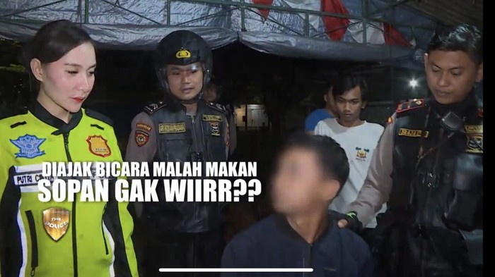 Polwan yang tegur pengunjung warung saat sedang makan dia sebut tak sopan.