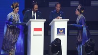 Jokowi hadir mengenakan kemeja berwarna biru dongker. Tampak ketum NasDem Surya Paloh mendampingi Jokowi.