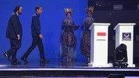 Presiden Joko Widodo (kedua kanan) didampingi Ketua Umum Partai Nasdem Surya Paloh (kedua kiri) membuka Kongres ke-III Partai Nasdem di Jakarta, Minggu (25/8/2024).