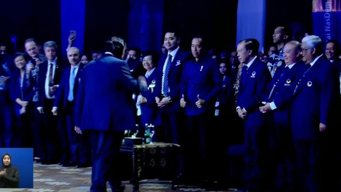 Presiden Jokowi acungkan dua jempol ke Ketum NasDem Surya Paloh. (YouTube NasDem TV)