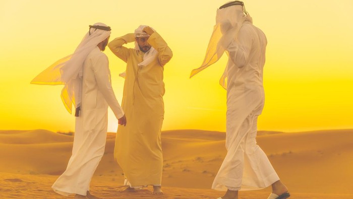 Brotherhood, Friends, Arabs, Dubai - Arab Friends standings on a sand dune and having a casual arguments