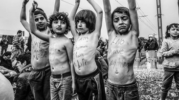 Juara dua kategori Press dipegang oleh Sakis Vavalidis dari Yunani dengan serial foto Refugees in North Greece -Frontier. Foto: Sakis Vavalidis/Prix de la Photographie Paris