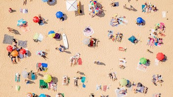Juara satu kategori Fine Art diberikan kepada Simon Heather dari Amerika Serikat dengan foto berjudul Beach Life. Foto: Simon Heather/Prix de la Photographie Paris