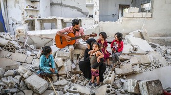 Juara satu kategori Press dianugerahkan kepada Mouneb Taim dari Belanda dengan foto bertajuk living with war. Foto: Mouneb Taim/Prix de la Photographie Paris