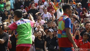Tampak para penonton ikut bergoyang dan bernyanyi.