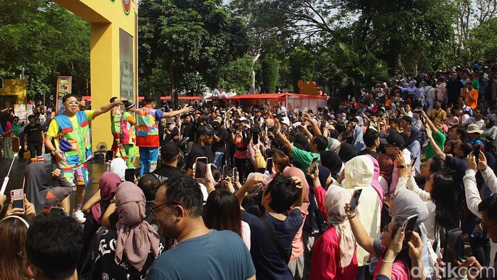 Penampilan Project Pop meriahkan Bank Mega ‘Tap To Pay’. Para pengunjung antusias melihat penampilan Project Pop.