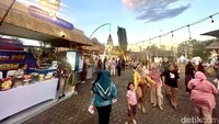 Pasar Kangen menampilkan produk UMKM lokal, seperti es goyang, wedang ronde, kerak telor, sate koyor khas Lumajang, dawet ireng, hingga selendang mayang. 