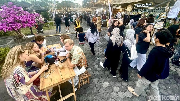 Puluhan UMKM Lokal Ramaikan Pasar Kangen Prambanan Yogyakarta Sebanyak 60 UMKM Lokal meramaikan pasar kangen, di kawasan Canti Prambanan, Yogyakarta.