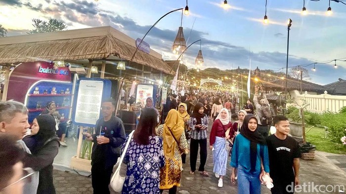 Puluhan UMKM Lokal Ramaikan Pasar Kangen Prambanan Yogyakarta Sebanyak 60 UMKM Lokal meramaikan pasar kangen, di kawasan Canti Prambanan, Yogyakarta.