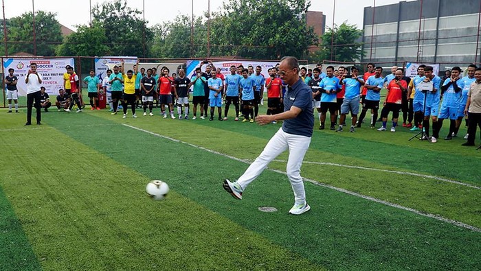 Rangkul Keakraban Lewat Menperin Cup Mini Soccer Rangkul Keakraban Lewat Menperin Cup Mini Soccer
Menteri Perindustrian Agus Gumiwang Kartasasmita (tengah), Sekjen Kementerian Perindustrian Eko S.A Cahyanto (kiri) dan Ketua Forum Wartawan Industri (Forwin) Sanusi berbincang pada pembukaan Mini Soccer Menperin Cup yang digelar Forwin di POP Mini Soccer Pulo Mas Utara, Kayu Putih Kecamatan Pulogadung, Jakarta Timur. Kegiatan dengan tema Industri unggul, Indonesia maju ini diadakan untuk mempererat silaturahmi antar perusahaan media dan para pelaku Industri.
