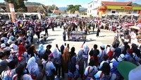 Semua turun ke jalan menggelar pesta budaya, pawai, orasi dan masih banyak lagi. 