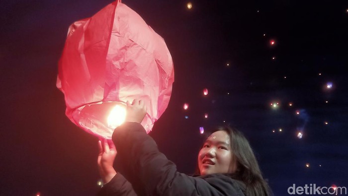 Ribuan wisatawan menerbangkan lampion di Lapangan Pandawa membuat langit Dieng semakin indah, Sabtu (25/8/2024).