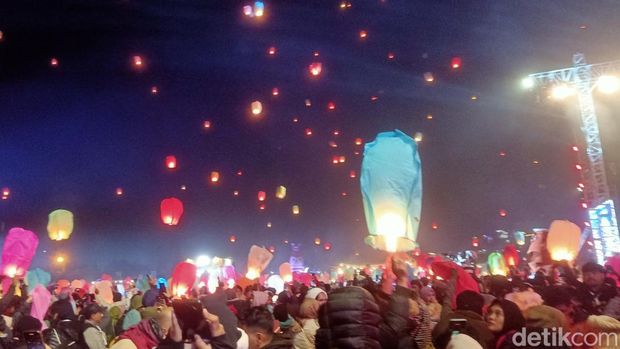 Ribuan wisatawan menerbangkan lampion di Lapangan Pandawa membuat langit Dieng semakin indah, Sabtu (25/8/2024).