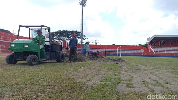 Rumput Stadion Soepriadi Kota Blitar diperbaiki.