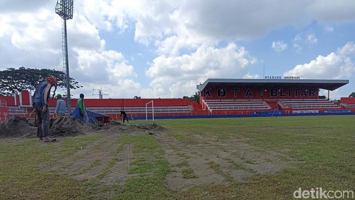 Rumput Stadion Soepriadi Kota Blitar diperbaiki.