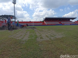 2 Laga Arema FC Tak Bisa Digelar di Stadion Soepriadi gegara Rumput