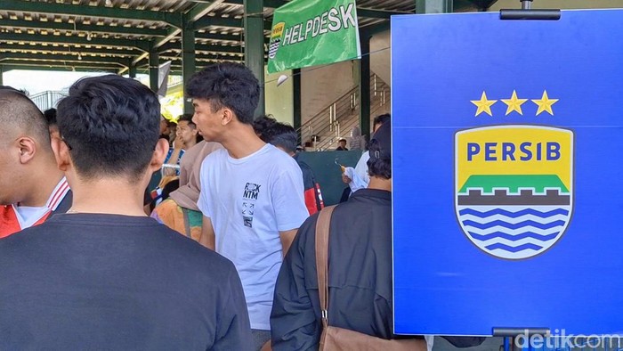 Sejumlah bobotoh melakukan penukaran tiket jelang laga Persib vs Arema.