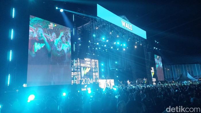 Sekda Jabar Herman Suryatman ikut menari saat Wali Band tampil di West Java Festival 2024