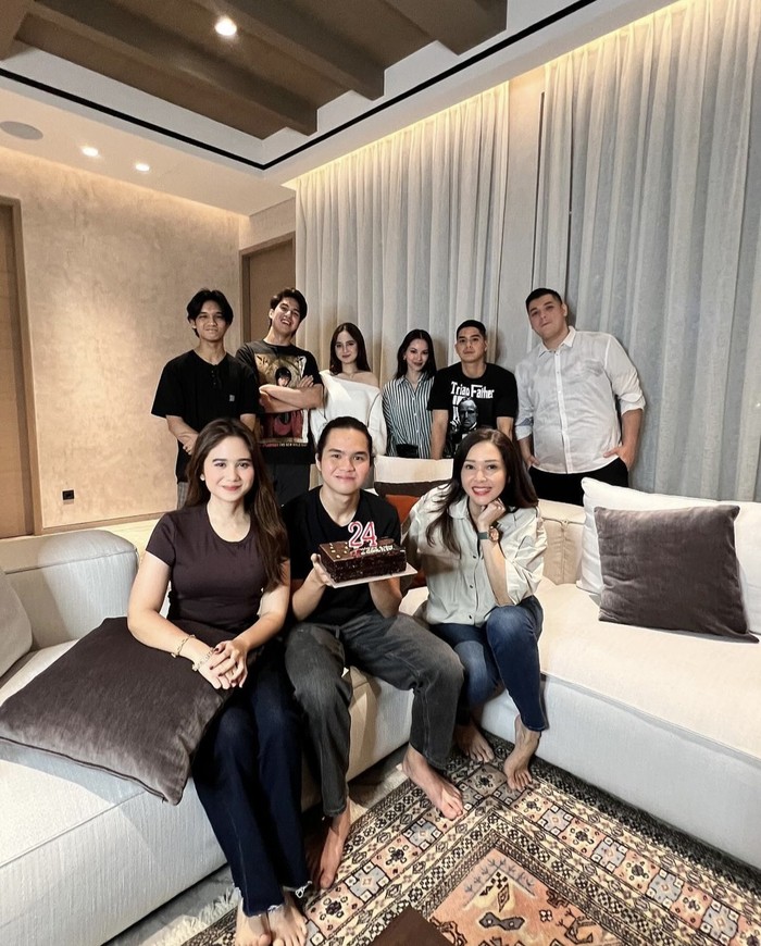 Selain Bermusik, Dul Jaelani Hobi Kulineran Bareng Tissa Biani Selain Bermusik, Dul Jaelani Hobi Kulineran Bareng Tissa Biani