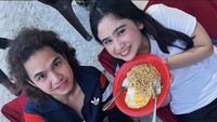 Salah satunya ini ketika pasangan muda itu buka puasa bersama dengan hidangan sederhana, berupa mie goreng dengan tambahan telur. Foto: Instagram @duljaelani