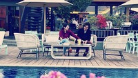 Dul dan Tissa juga beberapa kali liburan bersama. Saat ke Magelang, pasangan artis itu menikmati sejumlah makanan dan minuman enak di restoran Enam Langit by Plataran. Foto: Instagram @duljaelani